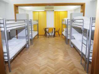 Хостелы Sleep Inn Hostel Бухарест Кровать в общем 8-местном номере для мужчин и женщин-3
