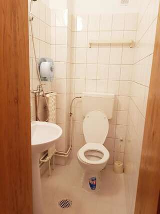 Хостелы Sleep Inn Hostel Бухарест Двухместный номер с 1 кроватью и собственной ванной комнатой-8