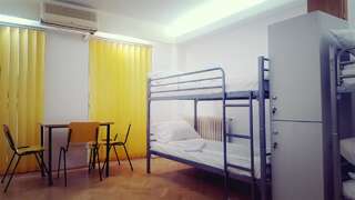 Хостелы Sleep Inn Hostel Бухарест Кровать в общем 4-местном номере для мужчин и женщин-2