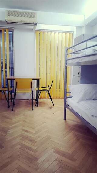 Хостелы Sleep Inn Hostel Бухарест Кровать в общем 4-местном номере для мужчин и женщин-4