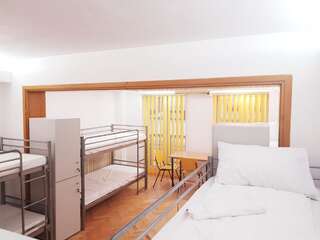 Хостелы Sleep Inn Hostel Бухарест Кровать в общем 8-местном номере для мужчин и женщин-9