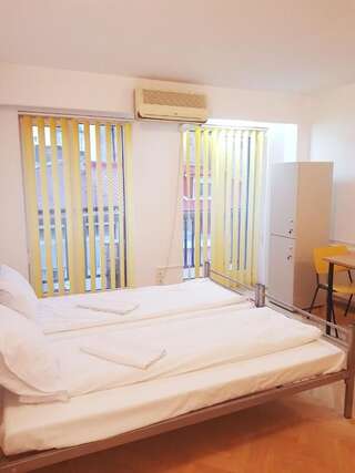 Хостелы Sleep Inn Hostel Бухарест Двухместный номер с 1 кроватью и собственной ванной комнатой-9