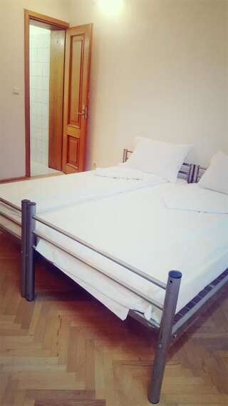 Хостелы Sleep Inn Hostel Бухарест Двухместный номер с 1 кроватью и собственной ванной комнатой-12