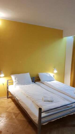 Хостелы Sleep Inn Hostel Бухарест Двухместный номер с 1 кроватью и собственной ванной комнатой-4