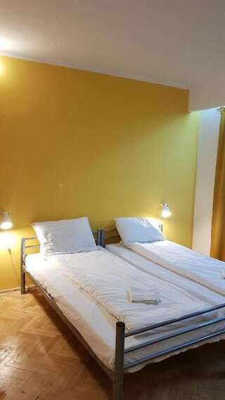 Хостелы Sleep Inn Hostel Бухарест Двухместный номер с 1 кроватью и собственной ванной комнатой-21