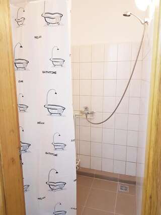 Хостелы Sleep Inn Hostel Бухарест Кровать в общем 8-местном номере для мужчин и женщин-2