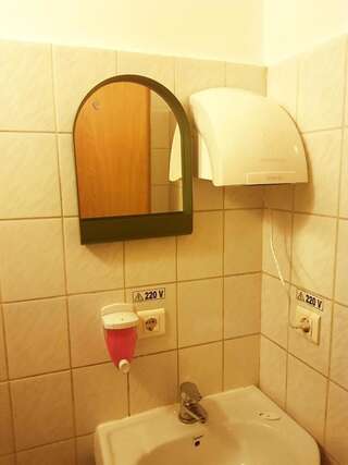 Хостелы Sleep Inn Hostel Бухарест Кровать в общем 4-местном номере для мужчин и женщин-1